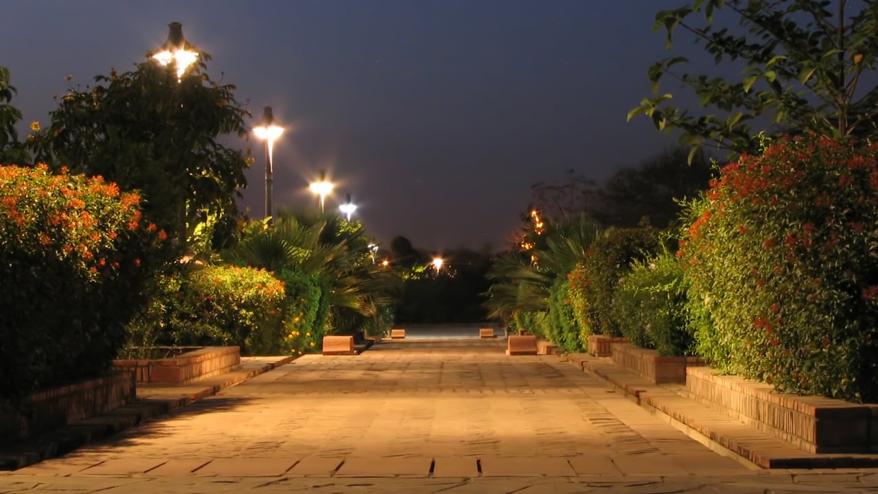 Beleuchteter Weg im Garden of Five Senses in Neu-Delhi